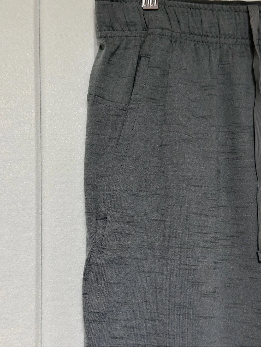 Nike Men’s Heather Gray Yoga Sweatpant Joggers with Black Swoosh